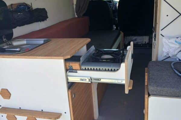 Intérieur van aménagé avec kitchenette et banquette