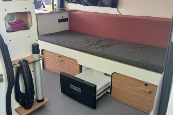 Intérieur aménagé de van avec banquette et rangements