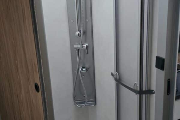 Cabine de douche compacte avec panneau moderne