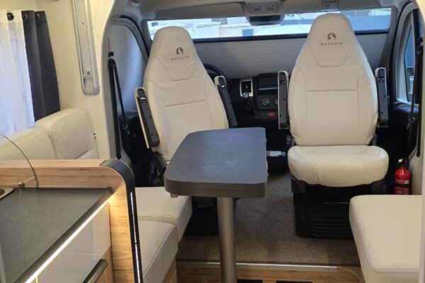 Intérieur moderne de camping-car avec sièges pivotants