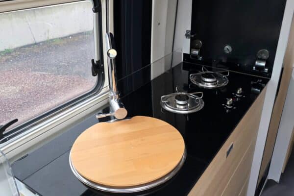 Petite cuisine équipée dans un van aménagé moderne