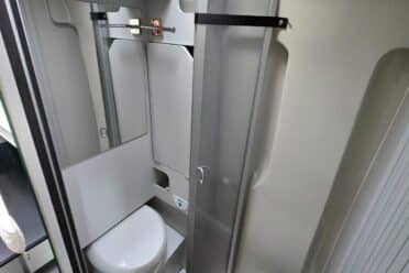 Piccolo bagno con doccia e WC