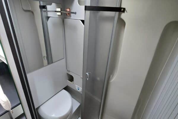 Petite salle de bain avec douche et WC