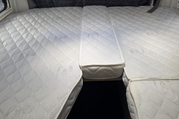 Matelas modulables dans camping-car avec extension centrale