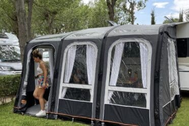 Tenda da sole gonfiabile installata davanti a un camping-car