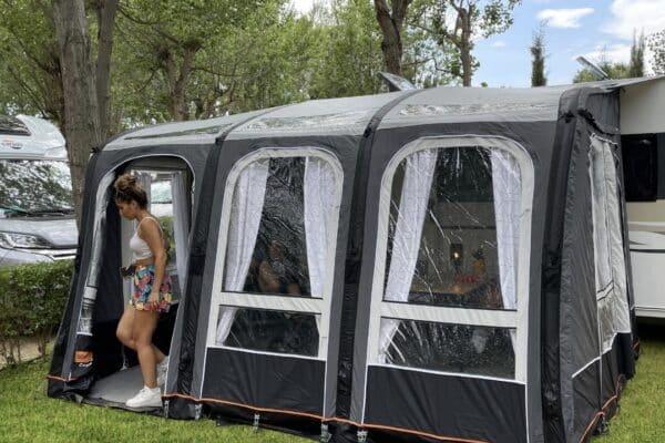 Auvent gonflable installé devant un camping-car