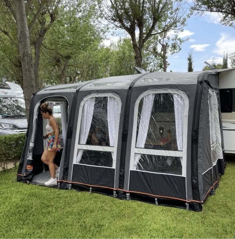Auvent gonflable installé devant un camping-car