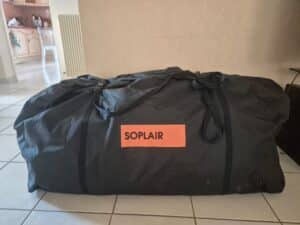 Grand sac noir SOPLAIR posé au sol