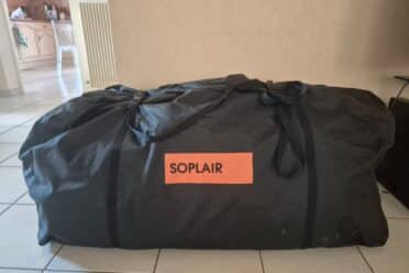 Grande borsa nera SOPLAIR sul pavimento