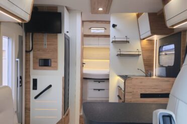 Interno moderno del camper con cucina e letto
