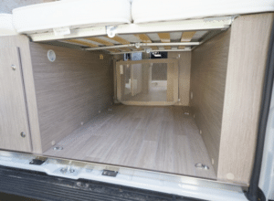 Soute de camping-car vide avec cloison grillagée