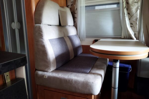 Dinette di camper con sedile e tavolino