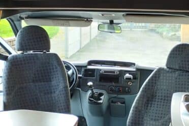 Intérieur d’un camping-car avec sièges pivotants et table
