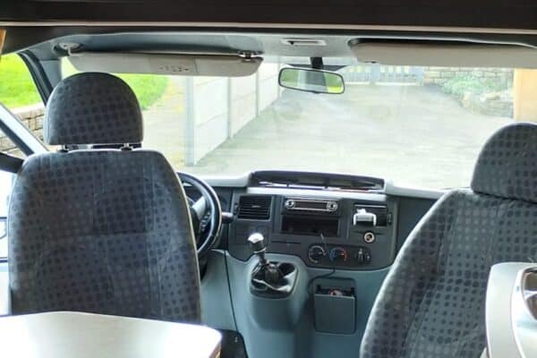 Innenansicht eines camping-car mit drehbaren Sitzen und Tisch