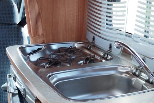 Kompaktküche von camping-car mit Spüle und Gasherd