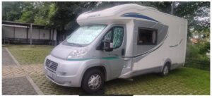 Camping-car Chausson stationné sur aire verdoyante