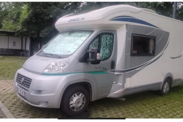 Camping-car Chausson stationné sur aire verdoyante
