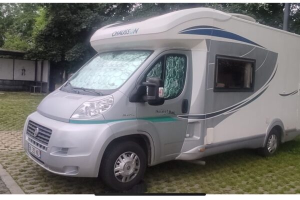 Camping-car Chausson stationné sur aire verdoyante