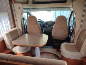 Intérieur de camping-car avec table et sièges pivotants