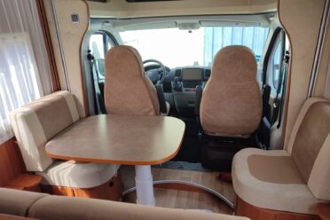 Intérieur de camping-car avec table et sièges pivotants