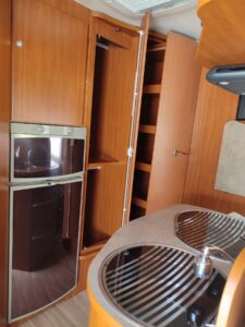 Cuisine de camping-car avec rangements en bois