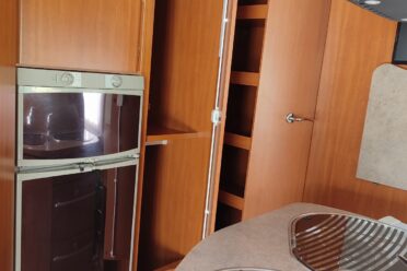 Küche von Wohnmobil mit Holzschränken
