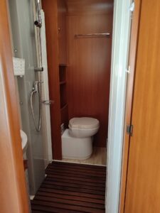 Petite salle de bain avec douche et toilettes