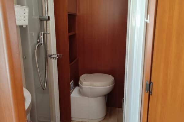 Petite salle de bain avec douche et toilettes