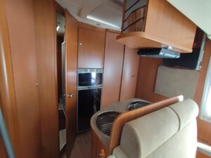Intérieur de camping-car avec kitchenette en bois