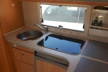Coin cuisine de camping-car avec évier et plaque