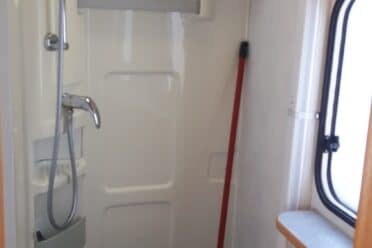 Kompaktes Badezimmer mit Dusche und WC