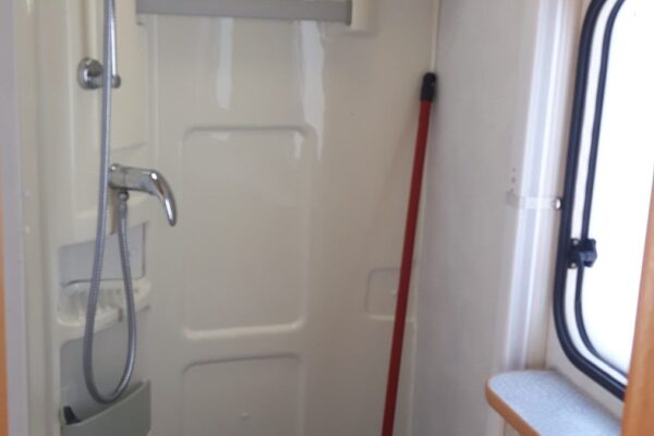 Salle de bain compacte avec douche et WC