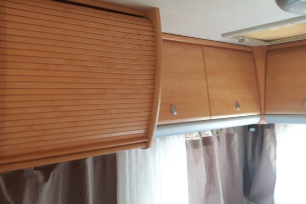 Placards suspendus en bois dans camping-car