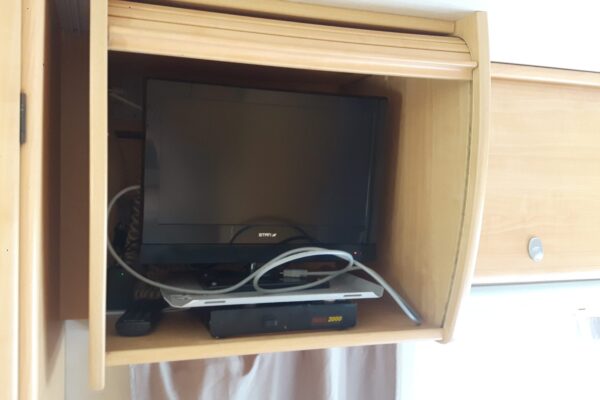 Télévision et décodeur dans placard en bois