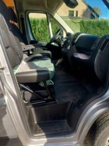 Intérieur cabine conducteur d’un utilitaire porte ouverte