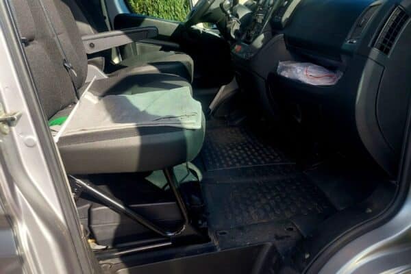 Intérieur cabine conducteur d’un utilitaire porte ouverte