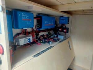 Installation électrique Victron dans coffret en bois