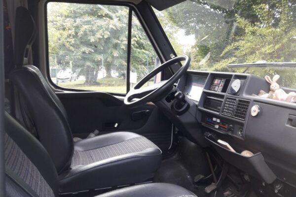 Intérieur cabine camion ancien avec volant et tableau de bord