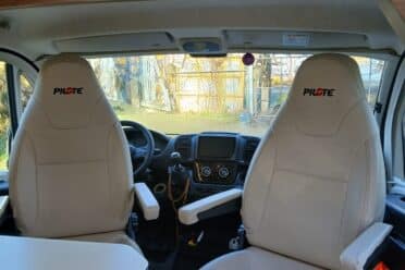 Interni della cabina Camper con poltrone da capitano beige