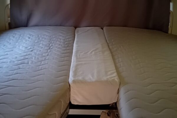 Grand lit aménagé dans un camping-car
