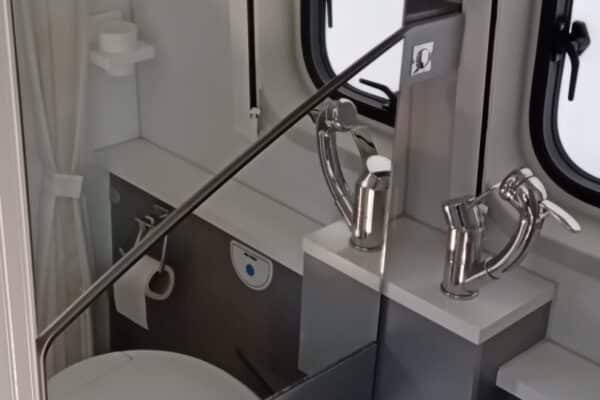 Petite salle de bain de camping-car moderne