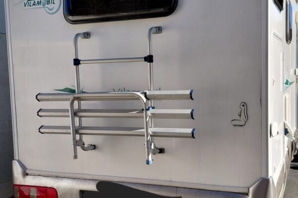 Arrière d’un camping-car blanc avec porte-vélos