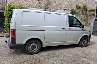 Kastenwagen weißer Transporter, der in einem Hof geparkt ist