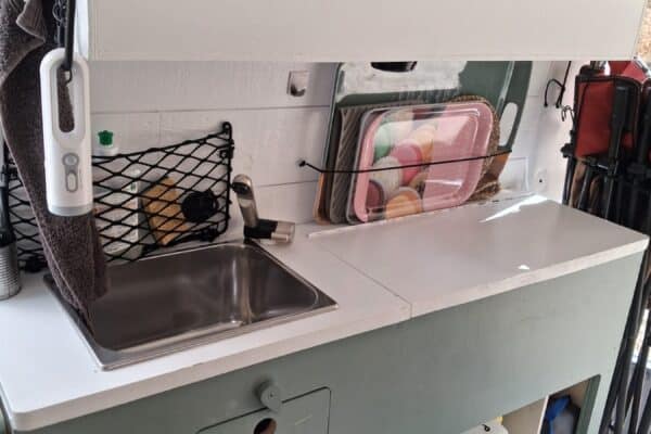 Petit évier de cuisine avec étagères et rangements