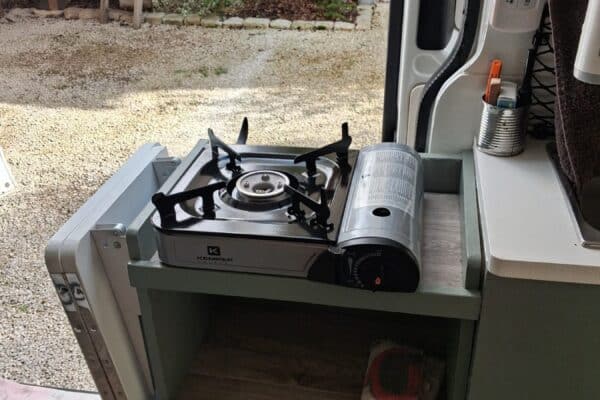 Réchaud à gaz portable dans van aménagé