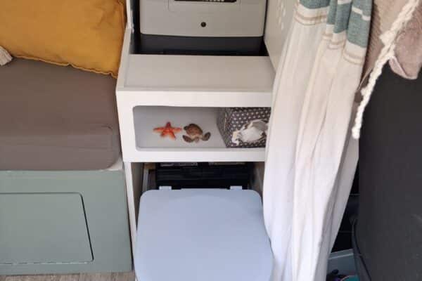 Toilettes portables intégrées dans meuble de camping-car