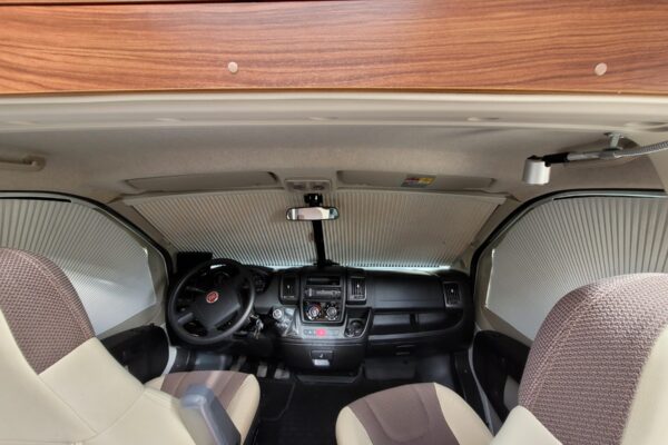 Intérieur cabine camping-car avec stores plissés fermés