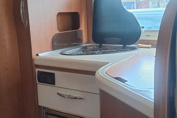Coin cuisine équipé dans un camping-car