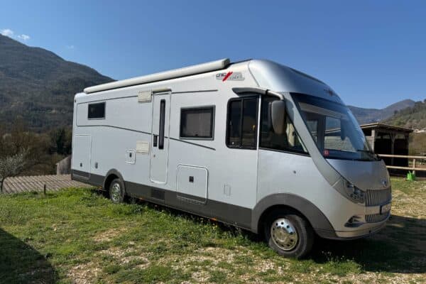 Camper bianco di stanza in territorio montano