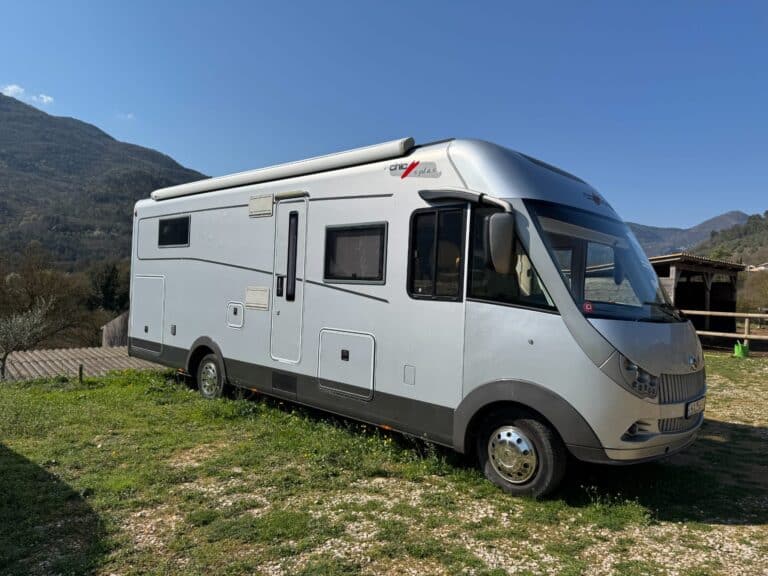 Camping-car blanc stationné en pleine nature montagneuse